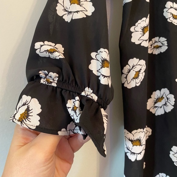 Ann Taylor black and white floral print cold shoulder long sleeve ruffle top xxs - Picture 4 of 9